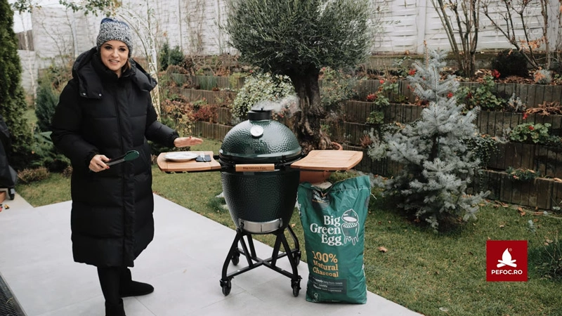 Andreea Marin langa gratarul ceramic Big Green Egg Kamado Original