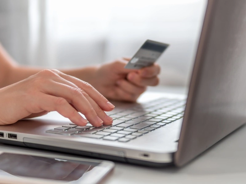 Realizare cumparaturi online cu plata in avans, cu cardul, pentru produse disponibile pe stoc.