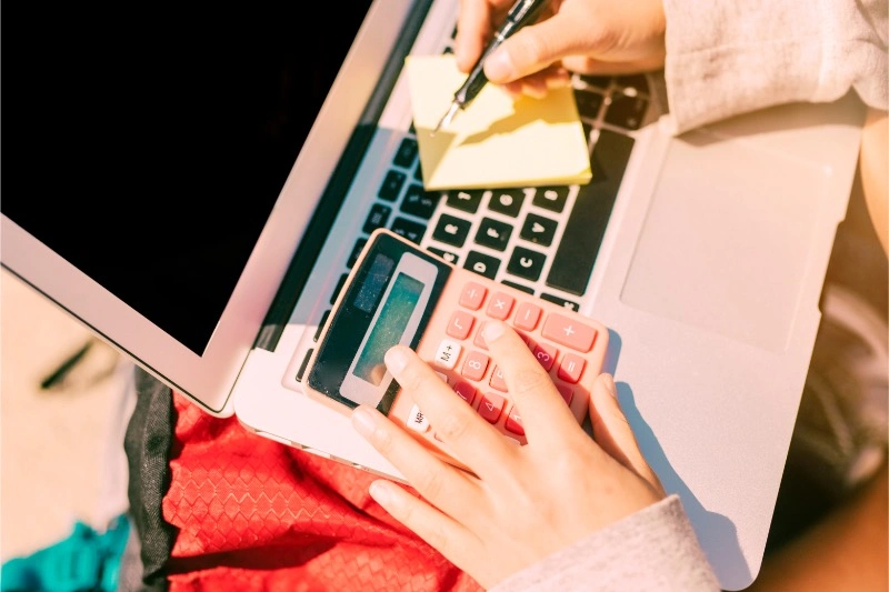 Procesul de comparare a produselor online cu ajutorul stocului live, pentru alegerea celei mai avantajoase optiuni.