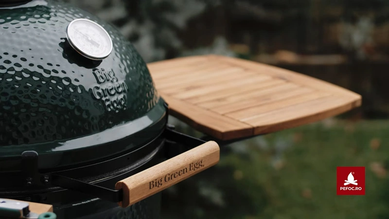 Gratarul ceramic Big Green Egg cu masute laterale